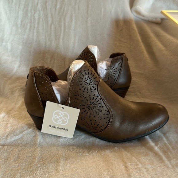 Women’s mocha sz 8 shoes - Picture 1 of 3